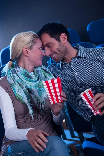 Elegante pareja teniendo momento romántico —  Fotos de Stock