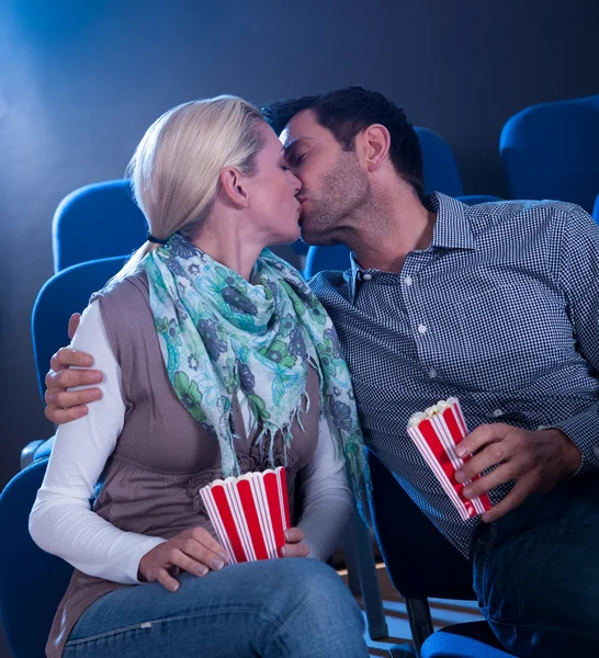 Elegante pareja teniendo momento romántico —  Fotos de Stock