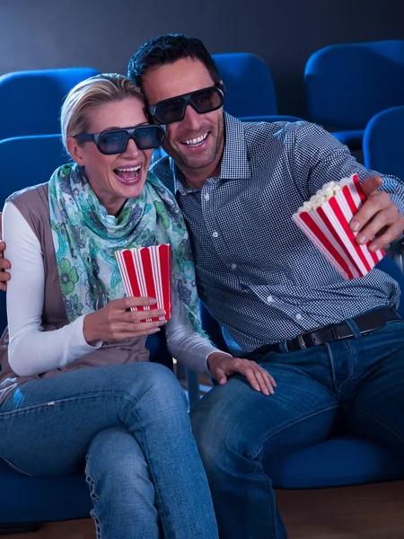 Bella coppia guardando un film 3d — Foto Stock