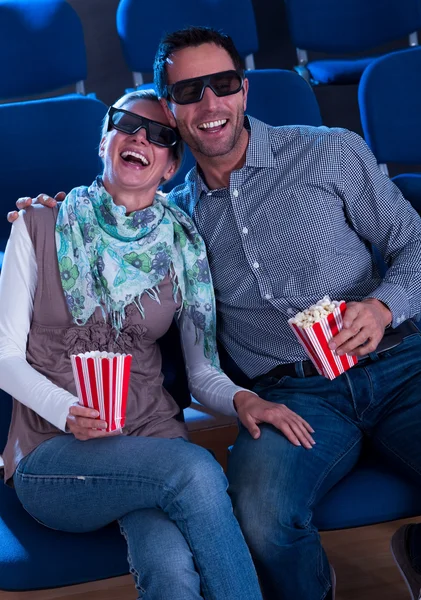 Mooie paar lettend op een 3D-film — Stockfoto