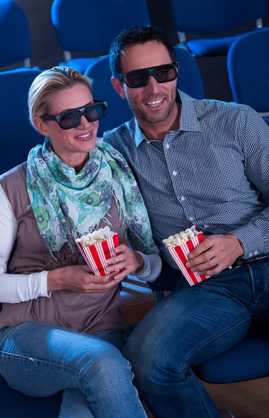 Schönes Paar schaut sich einen 3D-Film an — Stockfoto