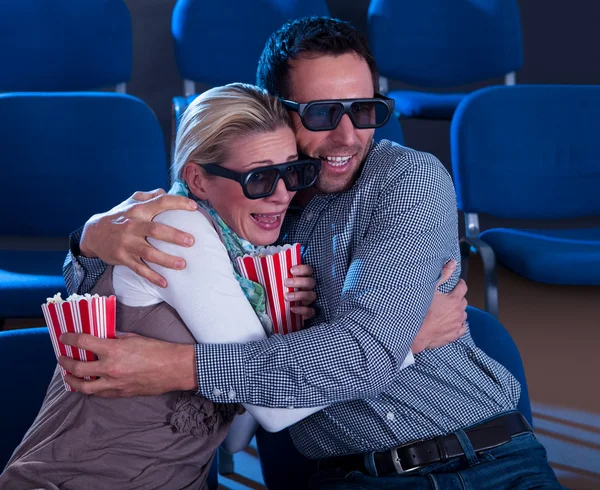 Pareja reaccionando a una película en 3D — Foto de Stock