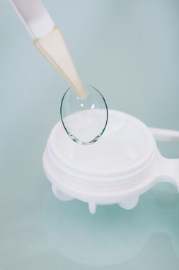 Kontakt lens davadan kaldırılıyor