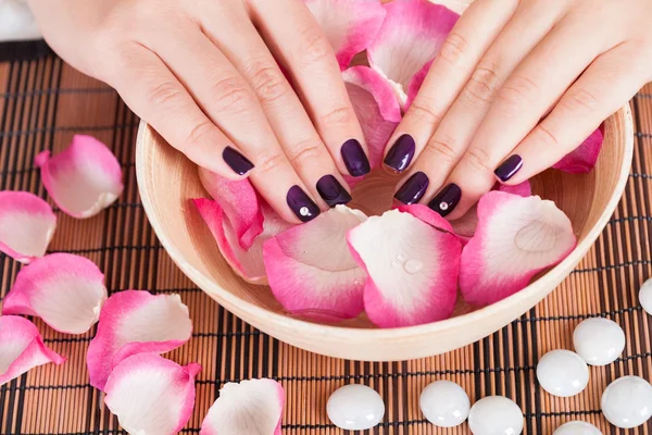 Vrouwelijke handen met mode nagels — Stockfoto