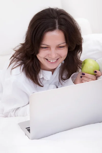 Mulher natural atraente usando um laptop — Fotografia de Stock