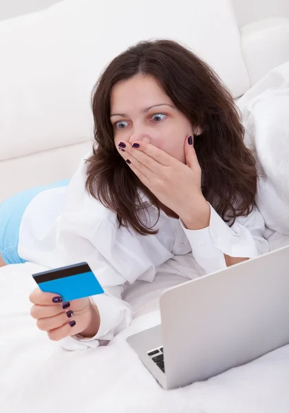 Mulher excitada fazendo compras online — Fotografia de Stock