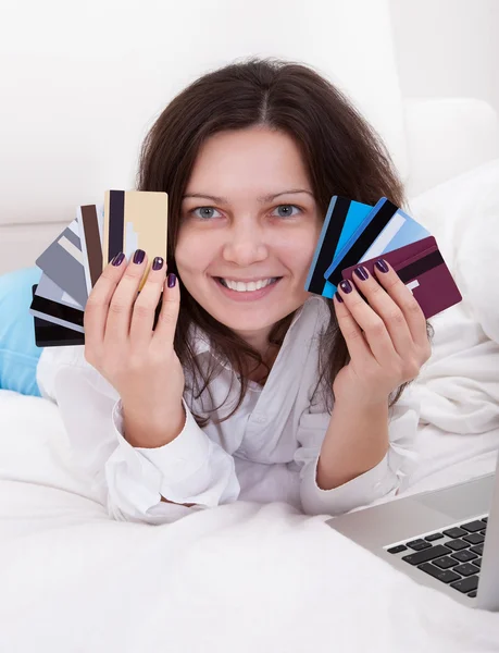 Femme avec une poignée de cartes de crédit — Photo