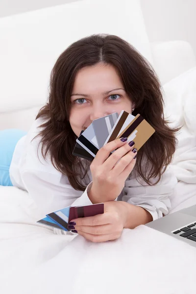 Mulher com um punhado de cartões de crédito — Fotografia de Stock