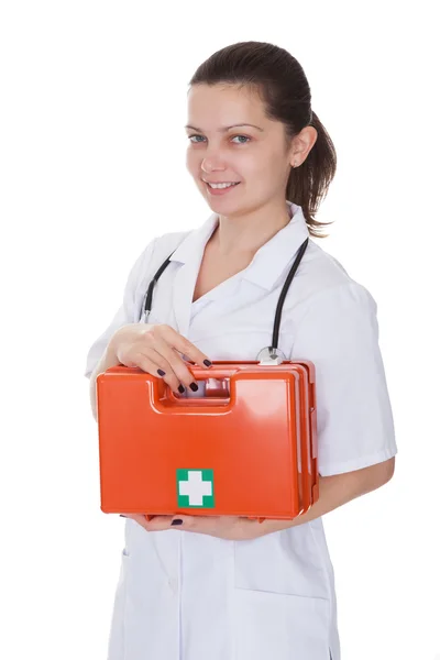 Infermiera o medico con kit di pronto soccorso — Foto Stock