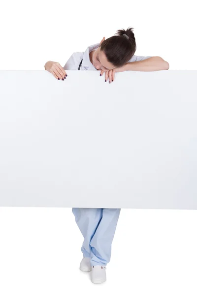 Médico o enfermera con letrero en blanco — Foto de Stock
