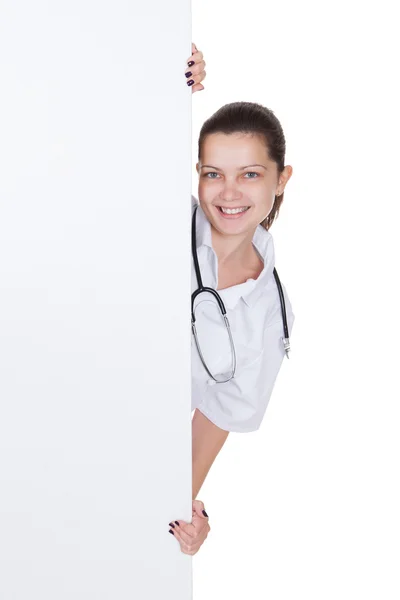 Médico o enfermera con letrero en blanco — Foto de Stock