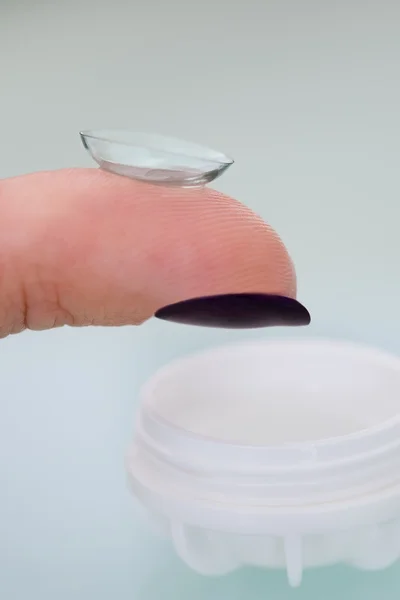 Kvinnliga finger med en kontaktlins på det — Stockfoto