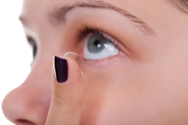 Женщина вставляет контактную линзу — стоковое фото