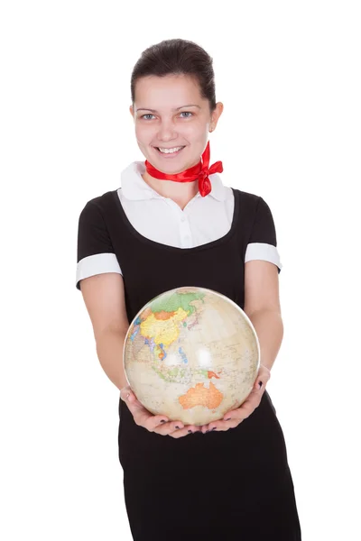 Hübsche Stewardess mit einer Weltkugel — Stockfoto