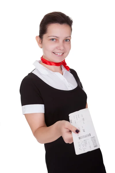 Stilvolle Stewardess mit Ticket — Stockfoto