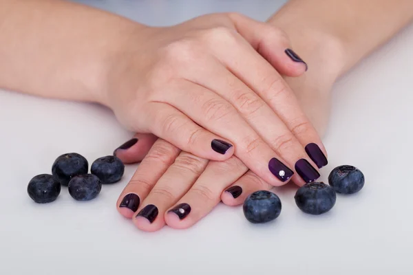 블루베리와 아름 다운 손톱 — 스톡 사진