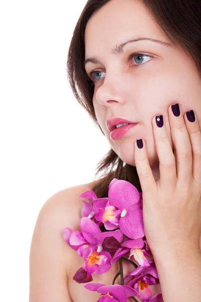 Mulher com unhas bonitas segurando orquídeas — Fotografia de Stock