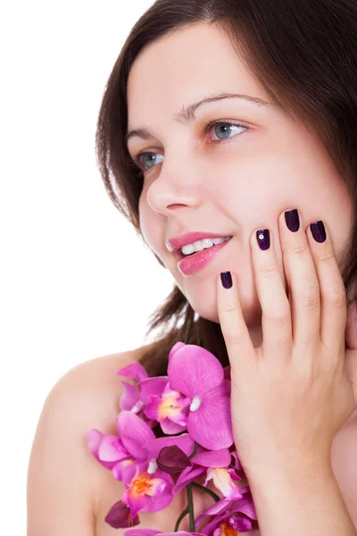 Frau mit schönen Nägeln, die Orchideen halten — Stockfoto