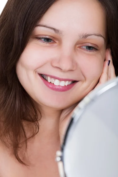 Mulher sorrindo para si mesma no espelho — Fotografia de Stock