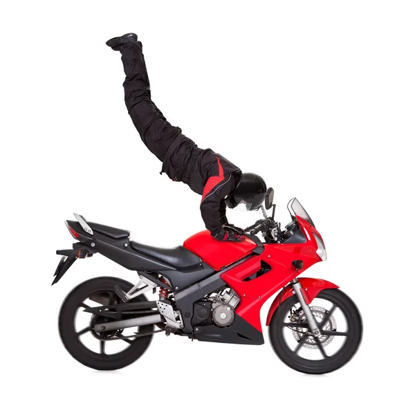 Motociclista fazendo suportes em sua moto — Fotografia de Stock