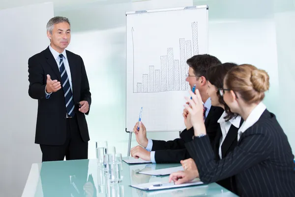 Gerente dando una presentación al personal — Foto de Stock