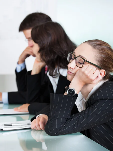 Uttråkad affärskvinna sover i ett möte — Stockfoto