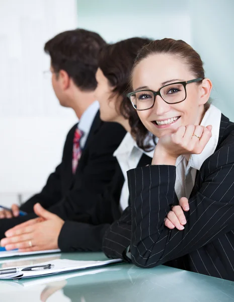 Schöne junge Geschäftsfrau in einem Meeting — Stockfoto