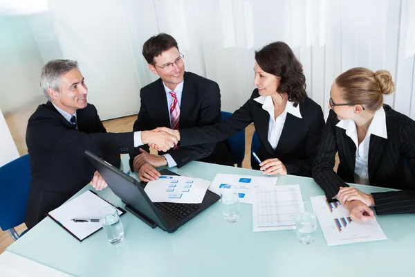 Colegas felicitándose mutuamente — Foto de Stock