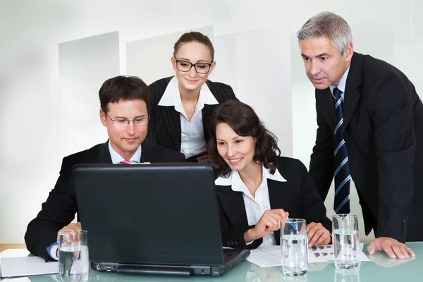 Sonriente equipo de negocios exitoso —  Fotos de Stock