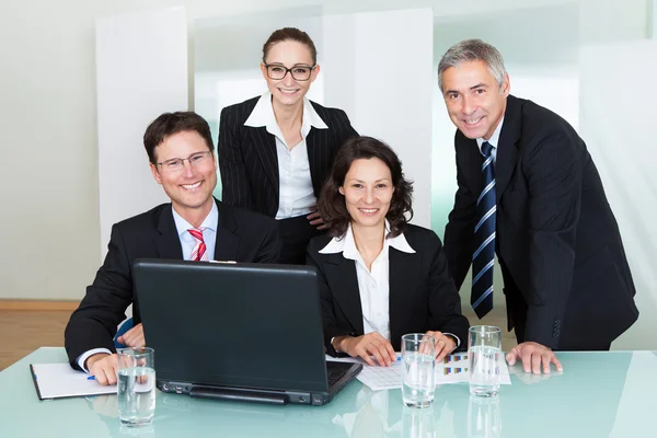 Sonriente equipo de negocios exitoso — Foto de Stock