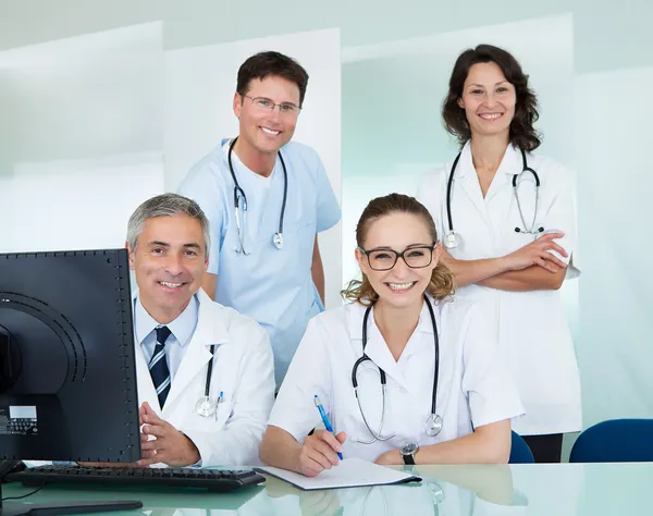 Medisch team poseren in een kantoor — Stockfoto
