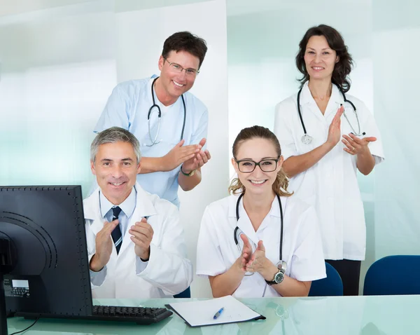 Счастливая медицинская команда показывает большой палец вверх — стоковое фото