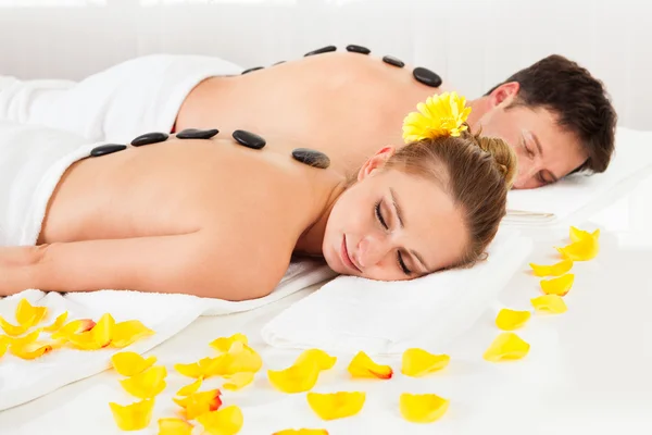 Paar met een hot stone-massage — Stockfoto