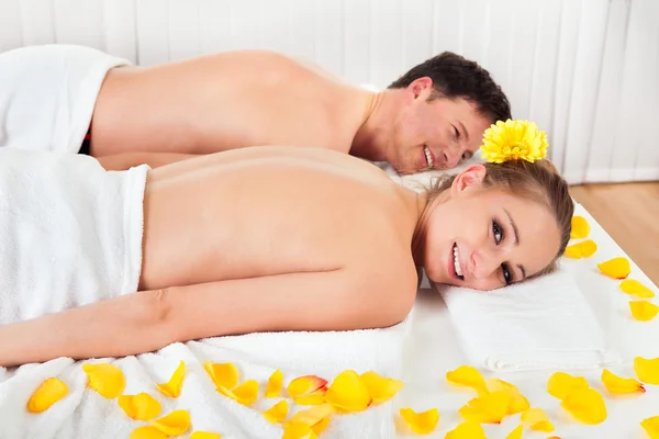 Sorrindo casal relaxado em um spa — Fotografia de Stock