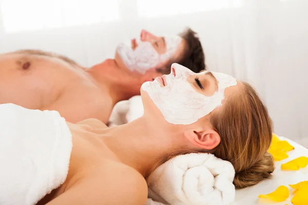 Hombre y mujer en máscaras faciales — Foto de Stock