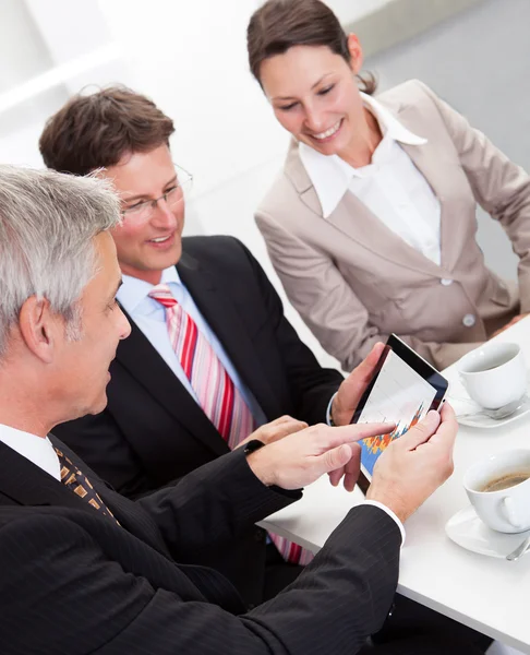 Affärskollegor njuter av en kaffe paus — Stockfoto