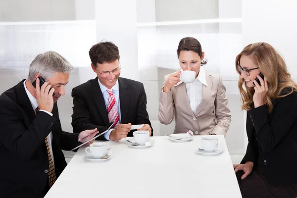 커피를 즐기는 기업 임원 — 스톡 사진