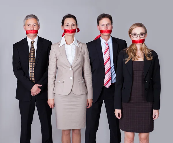 Zakenmensen gebonden door bureaucratie — Stockfoto