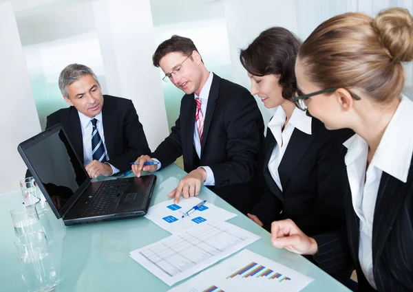 Reunión de negocios para el análisis estadístico — Foto de Stock