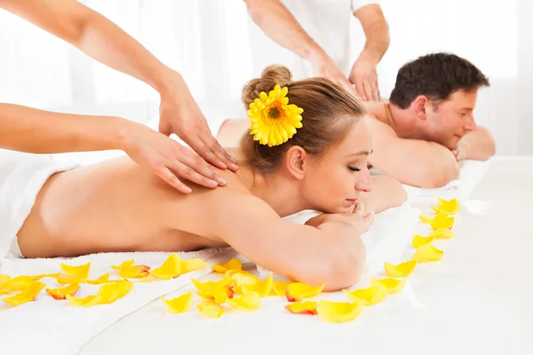 Aantrekkelijke paar met een massage — Stockfoto