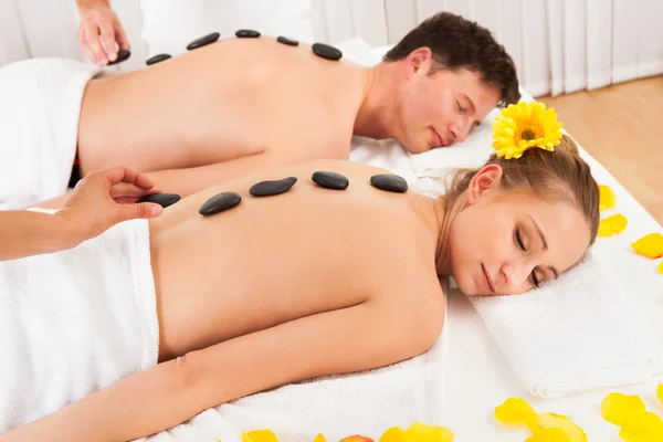 Paar met een hot stone-massage — Stockfoto