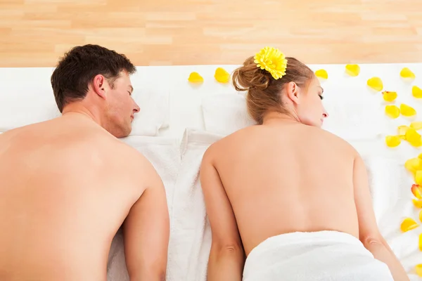 Lachende ontspannen paar in een spa — Stockfoto