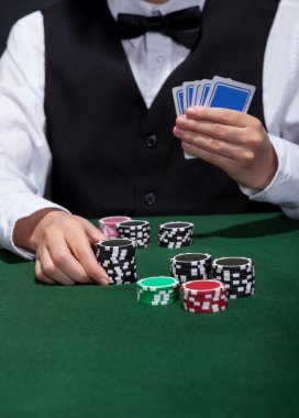 yaklaşık bir bahis poker oyuncusu