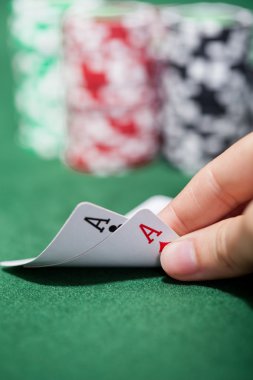 poker oyuncu bir çift as denetleme