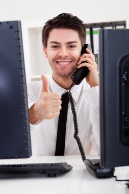 Stok komisyoncu bir telefonda konuşmak