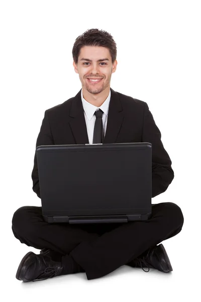 ノートパソコンで働くビジネスマンは — ストック写真