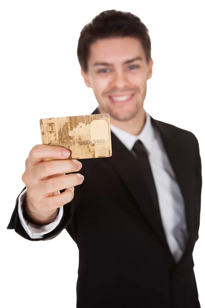 Lachende zakenman bedrijf in een credit card — Stockfoto