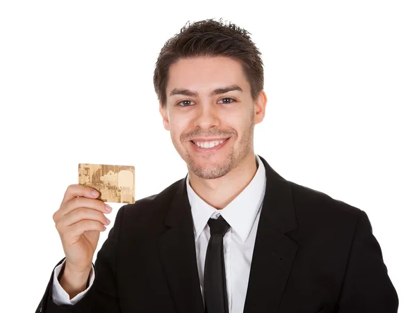 Hombre de negocios sonriente sosteniendo una tarjeta de crédito — Foto de Stock