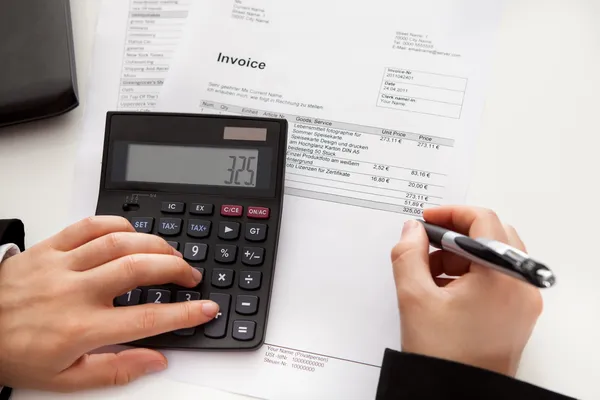 Accountant doing calculations — Stock Photo, Image