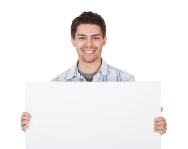 Sorrindo homem casual com sinal em branco — Fotografia de Stock